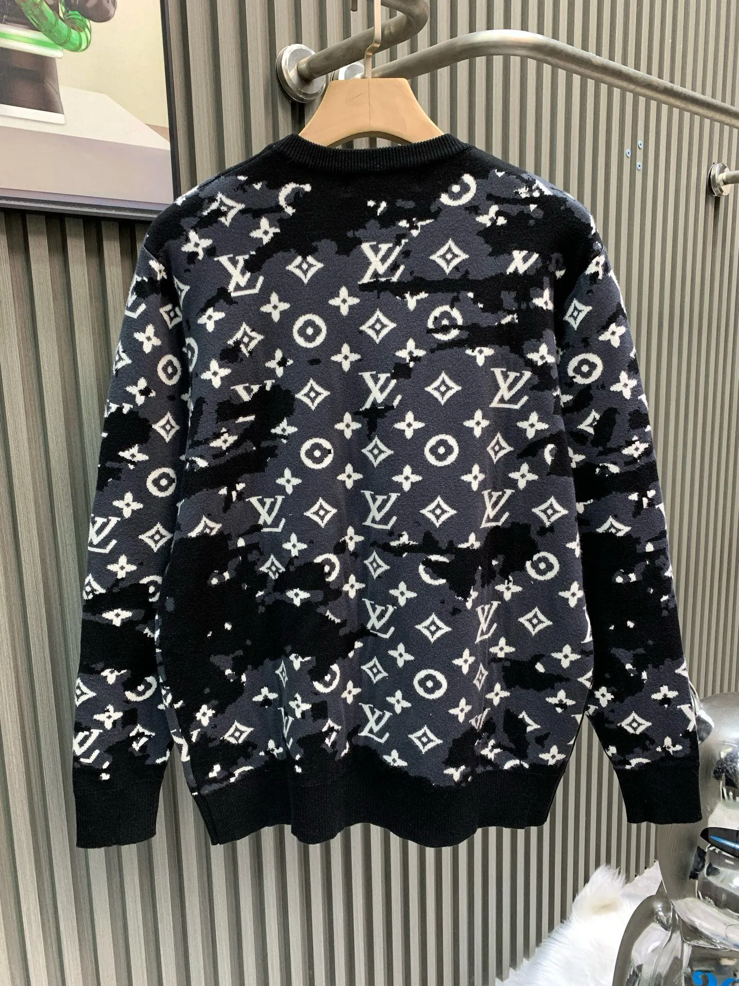 🅿️350 🀄️ Louis Vuitton Louis Vuitton 25*Lv rendering gradient same style distressed antique pullover sweater for men and women. Match-dyed wool blended cotton yarn. High weight and high density. Ultra-high quality. The wool is soft, delicate and skin-friendly. Soft and silky to the touch. Match-dyed high weight cotton yarn. Ensures no color difference. Uses four-hollow knitting method. Tight and textured. Durable, non-deformable and not easy to pilling. It has a soft and warm comfort that doesn’t stick to the body when worn alone. Classic knitted clothing is reinterpreted with exquisite details and iconic brand symbols to reinterpret the charming charm. This cardigan is made of knitted cotton and wool blended fabrics with comprehensive heavy-duty jacquard craftsmanship. All products are produced on imported looms. The details are clearly visible. A full set of customized trademarks, hang tags, and wash marks. The highest version on the market.